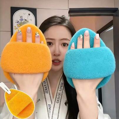 1 bông mút trang điểm cỡ lớn, to gấp 3 lần khuôn mặt, dày và đàn hồi, tương đương 5 bông mút thông thường, mềm mại và dễ thương như kẹo bông gòn, giúp tán đều nhanh chóng khắp mặt, là dụng cụ trang điểm nền thiết yếu cho những cô nàng cá tính, dùng được cả khi ướt và khô, không thấm hút, bề mặt siêu mềm mịn như nhung cho lớp trang điểm hoàn hảo nhanh chóng, kết cấu mịn bám dính liền mạch mà không bị vón cục.