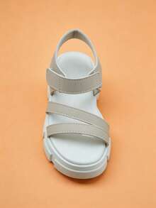 Gợi ý bí mật: Dép xăng đan đế dày thoải mái, kiểu dáng thường ngày dành cho trẻ em từ 3-12 tuổi. Chất liệu giả da màu be nhạt, mờ, thiết kế nhiều lỗ chéo, hở ngón, đế dày, quai sau có khóa dán. Đế chống trượt màu trắng. Kiểu dáng đơn giản, mát mẻ, dễ phối đồ. Thích hợp cho đi học/đi làm/du lịch nhẹ hàng ngày. Hoàn hảo cho trang phục ngoài trời mùa xuân và mùa hè! - Màu be - Xem 5