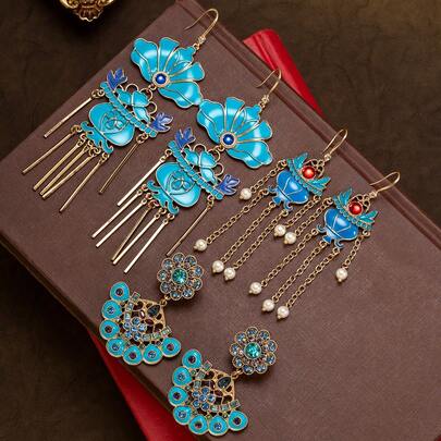Pendientes colgantes de estilo retro chapados en oro con linterna china esmaltada, perla y borlas - Joyería vintage elegante de mujer con gema roja de estilo oriental. Estos pendientes colgantes detallados presentan un motivo de linterna esmaltada azul, un centro con gema roja y borlas de perlas de múltiples hilos con un acabado chapado en oro, perfectos para realzar atuendos formales y Hanfu con un toque de elegante encanto vintage oriental.