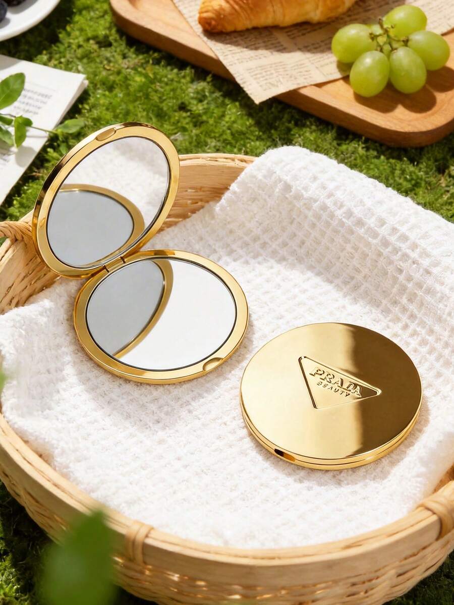 Prada Gương trang điểm tròn mạ vàng, 100% kim loại, với logo hình tam giác đặc trưng. - Vàng - Xem 1