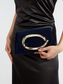 REMANLAND Ví cầm tay nhung màu xanh hải quân thanh lịch và sang trọng với điểm nhấn kim loại hình bầu dục – Món phụ kiện tinh tế này có chất liệu nhung mềm mại và điểm nhấn kim loại hình bầu dục bóng bẩy, hoàn hảo cho các bữa tối, tiệc tùng và những chuyến đi làm đầy phong cách, giúp tô điểm thêm vẻ sang trọng cho trang phục của bạn. Đây là món quà tuyệt vời nhất dành cho phái nữ. - Màu xanh hải quân - Xem 2