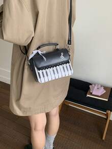 Klappe Quadratische Tasche, Modische Kunstleder Damen Handtasche, Stilvolle Ketten Deko Umhängetasche - Schwarz und Weiss - Übersicht 4
