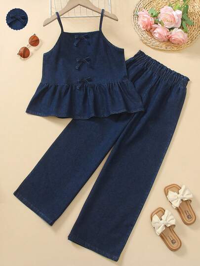 Bộ 2 món đồ denim thời trang cho bé gái tuổi teen, gồm áo hai dây thắt nơ và quần jean ống rộng, thích hợp cho mùa hè.