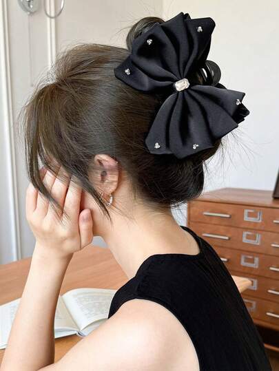 1个闪亮缎面水钻蝴蝶结发爪夹，优雅女士发饰