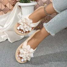 1 đôi dép xăng đan đế bằng màu trắng họa tiết hoa - trắng - Xem 4