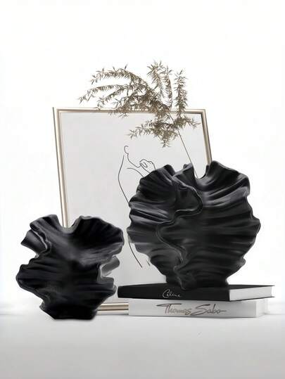 1 chiếc bình hoa bằng nhựa giả san hô, màu đen với họa tiết trang trí, phong cách tối giản Scandinavian Boho, phù hợp với trang trí nhà nông trại hiện đại trong phòng khách, nhà bếp, cầu thang, phòng ngủ, bàn ăn, văn phòng và nhiều không gian khác.