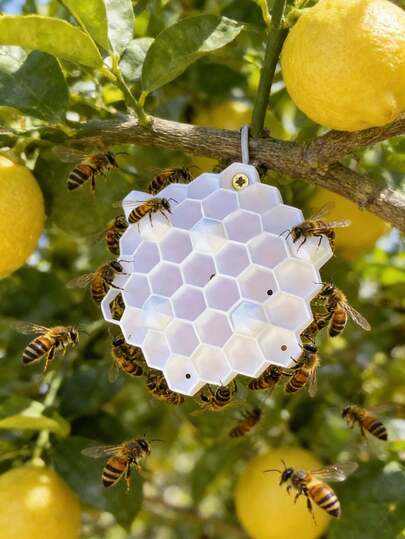 Piège à guêpes réaliste - Nid de guêpes hexagonal suspendu à l'extérieur, sans alimentation/pile nécessaire, avec crochet convenant pour le jardin, la terrasse ou la ferme - Dispositif de contrôle des guêpes en plastique durable, design biomorphique de répulsif à nuisibles, structure robuste, essentiel pour les passionnés de jardinage