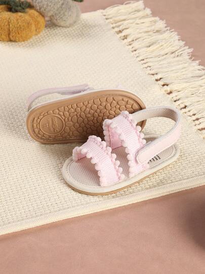 1双婴儿鞋，可爱清新花朵蕾丝平底凉鞋，简约百搭，适合夏季