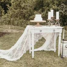 1-Piece White Openwork Lace Table Runner, Perfect For A Forest-Themed Wedding. Ideal For Tablecloths, Coffee Tables, And Dessert Tables. The Sheer Lace Texture Is Perfect For Weddings, Parties, And Food Photography, Producing Stunning Results. A Versatile Piece For Weddings, Home Decor, Parties, And Photoshoots. - 1PC/M - 查看 2