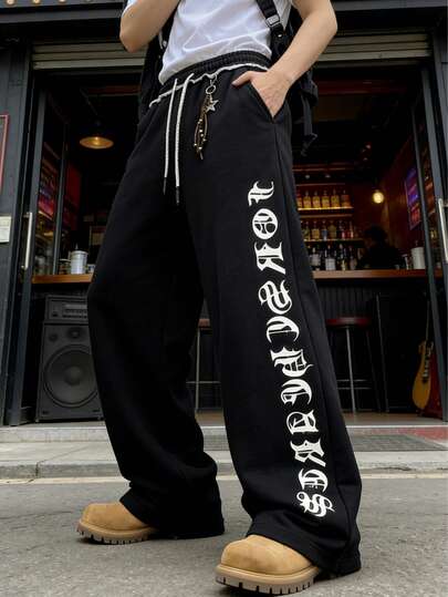 男士印花休闲裤，柔软舒适，宽松版型，腰部抽绳可调节松紧，适合街头穿着和户外活动。