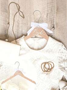 Móc treo váy cưới cá nhân hóa, Móc treo váy phù dâu, Móc treo váy cưới, Móc treo váy cưới tùy chỉnh, Quà tặng phù dâu, Móc treo cưới tùy chỉnh, Móc treo gỗ chạm khắc, Móc treo tên, Tiệc độc thân, Quà tặng cô dâu, Móc treo váy cưới cá nhân hóa, Quà tặng cô dâu, Móc treo cô dâu chạm khắc tùy chỉnh, Váy cưới/Phù rể, Quà tặng phù dâu/Ngày của Mẹ/Ngày của Cha, Quà tặng chạm khắc - Nhiều màu - Xem 5