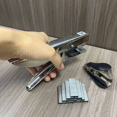 60% 轻便桌面订书机，包含 1000 枚订书钉和起钉器，20 张纸容量，易于使用，防卡钉，符合人体工程学的全金属桌面订书机，小型银色钳式订书机