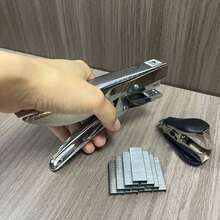 Grapadora de escritorio ligera al 60%, incluye 1000 grapas y quitagrapas, capacidad de 20 hojas, fácil de usar, antiatascamiento, grapadora de escritorio ergonómica de metal completo, grapadora de alicates pequeña plateada - 15,2*1,8*9 cm - Ver 8
