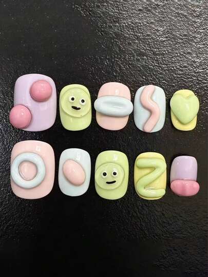 10片纯手工制作的按压式美甲贴片，适合短指甲和椭圆形指甲。马卡龙配色方案充满活力又柔和，搭配立体爱心、曲线和俏皮的表情，展现出一种多巴胺风格。温柔优雅可爱的美甲贴片，适合女士和女孩在春夏秋冬的各种场合，如节日、派对和日常生活中使用。