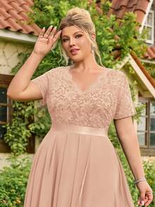 大码V领花卉蕾丝拼接雪纺高低摆半正式派对摆裙，适合生日、毕业典礼、返校等场合，夏季优雅之选。 - 香檳色 - 查看 7