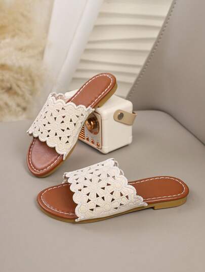 1 đôi dép xăng đan trẻ em kiểu công chúa mùa hè mới theo phong cách Châu Âu và Mỹ, dép xăng đan cho bé gái, giày trẻ em, dép đi biển đế mềm chống trơn trượt cho bé gái, dép quai ngang thêu hoa rỗng cho trẻ lớn, giày thường ngày đa năng cho trẻ mới biết đi, giày mềm mại không gây trầy xước cho bé, đa năng cho trường học, nhà, ngoài trời, giày trẻ em màu trắng kiểu dáng tươi mới.