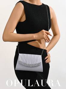 OpulAura 银色褶皱迷你手拿包，适合秋冬季节。这款优雅时尚的信封式手提包饰有闪亮水钻，专为女性设计，适合派对、婚礼、晚宴、毕业典礼等场合，是理想的礼物之选。 - 銀色 - 查看 9