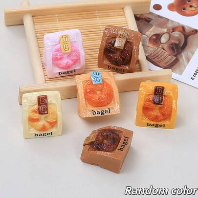 2个迷你贝果造型树脂挂饰套装，逼真面包模型，带小熊图案标签；适用于DIY手工、手机壳装饰、剪贴簿或桌面摆件。是美食爱好者和家居装饰爱好者的完美礼物。（颜色随机）