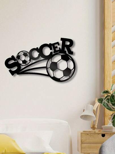 1 món đồ trang trí treo tường chủ đề bóng đá bằng kim loại, được làm từ kim loại đen, thích hợp để trang trí nhà cửa, văn phòng, phòng khách hoặc phòng ngủ, mang đến điểm nhấn nghệ thuật độc đáo.