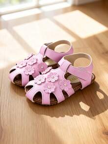畅销款3-12岁女童珍珠花朵护趾凉鞋。浅粉色+多层立体花朵+珍珠装饰。头带式护趾结构+魔术贴绑带。棕色防滑鞋底+白色点缀。甜美公主风。适合日常上学/休闲外出/派对/节日等场合。春夏百搭凉鞋！ - 粉色 - 查看 5