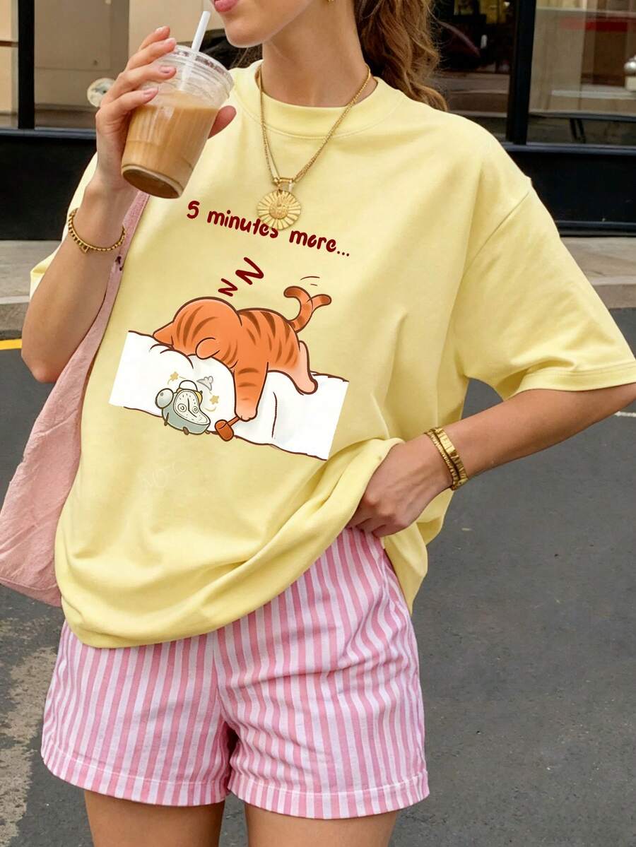 女士夏季圆领短袖T恤，印有“猫咪打盹”英文字母，适合夏季、海滩、街头、日常、工作、办公室派对、郊游、嘉年华、音乐节、情人节、聚会等场合。精美的Y2K风格女式上衣，女士度假装扮。优雅的办公室着装、可爱的上衣、女士假日装扮、约会之夜连衣裙、高贵的女士上衣、夏季休闲装、女士度假服饰。 - 黃色1 - 查看 1