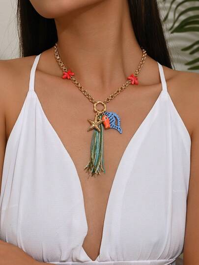 这款波西米亚风沙滩度假风流苏串珠项链，饰有木珠、陶瓷鱼和海星，搭配金色链条，尽显优雅时尚，是女士手工饰品，适合春夏搭配连衣裙佩戴，也是毕业季或节日送礼的时尚迷人之选。流苏均为手工制作，运输过程中可能略有变形，请根据需要进行调整。