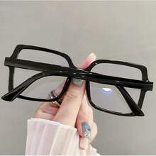 1 chiếc kính mắt nữ kiểu dáng retro vuông tối giản, gọng trong suốt, có thể cá nhân hóa, phù hợp để đeo hàng ngày. - Trong sáng - Xem 3