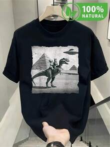 Camiseta Negra con Diseño Divertido: Alien en Pirámides de Egipto sobre Tiranosaurio, Moda Juvenil Unisex para Fans de Lo Extraterrestre, Estilo Urbano y Creativo, Ideal para Regalos y Uso Diario - Negro - Ver 1
