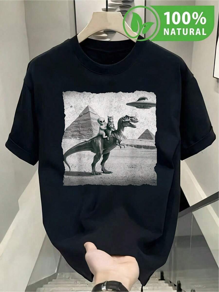 Camiseta Negra con Diseño Divertido: Alien en Pirámides de Egipto sobre Tiranosaurio, Moda Juvenil Unisex para Fans de Lo Extraterrestre, Estilo Urbano y Creativo, Ideal para Regalos y Uso Diario - Negro - Ver 1