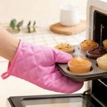 Bộ dụng cụ nhà bếp in hình bằng vải polyester bền chắc, bao gồm găng tay lò nướng, găng tay lò vi sóng và tấm bảo vệ bàn, găng tay nướng cho tay trái và tay phải, dụng cụ chịu nhiệt dùng trong nhà bếp. - Xem 3