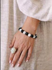 8毫米黑曜石和白纹石平衡手链，具有接地、阴阳平衡、情绪稳定、疗愈、净化等功效，适合日常佩戴。 - 黑與白 - 查看 3
