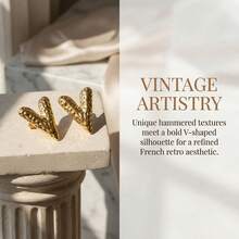 Hoa tai hình chữ V bằng vàng, kiểu dáng Bohemian với họa tiết dập nổi. Mẫu hoa tai đơn giản này phù hợp cho nữ, thích hợp để đeo hàng ngày, dự tiệc và đám cưới. - Nhiều màu - Xem 4