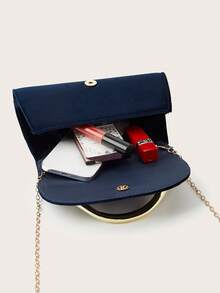 REMANLAND Ví cầm tay nhung màu xanh hải quân thanh lịch và sang trọng với điểm nhấn kim loại hình bầu dục – Món phụ kiện tinh tế này có chất liệu nhung mềm mại và điểm nhấn kim loại hình bầu dục bóng bẩy, hoàn hảo cho các bữa tối, tiệc tùng và những chuyến đi làm đầy phong cách, giúp tô điểm thêm vẻ sang trọng cho trang phục của bạn. Đây là món quà tuyệt vời nhất dành cho phái nữ. - Màu xanh hải quân - Xem 6