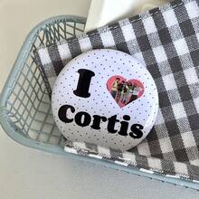 CORTI/S 韩国男团卡通可爱亮泽唇形徽章粉丝周边，背包挂件，胸针徽章，适合日常佩戴和粉丝收藏礼物 - 彩色 - 查看 16