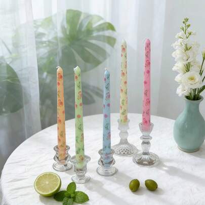 两支装欧式玫瑰印花锥形蜡烛 - 无烟大豆蜡套装。这两支9.84英寸的印花锥形蜡烛非常适合用于冥想、营造氛围照明和作为摄影道具，是打造迷人氛围的理想之选。