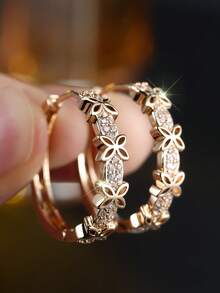 Vanel 1 paire de boucles d'oreilles simples et élégantes avec un design papillon creux incrusté de zircone cubiques multicolores. Bijoux de mode confortables pour un port quotidien pour femmes - jaune d'or-blanc - Voir 1