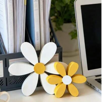 Bộ 2 chậu hoa cúc gỗ trang trí để bàn này được thiết kế theo phong cách mùa xuân mộc mạc, đặc biệt thích hợp để trang trí trong nhà. Có thể đặt trên bàn làm việc hoặc bàn cà phê. Thiết kế hoa tinh tế tạo nên không khí mùa xuân tươi mát, biến nó thành một vật trang trí duyên dáng.