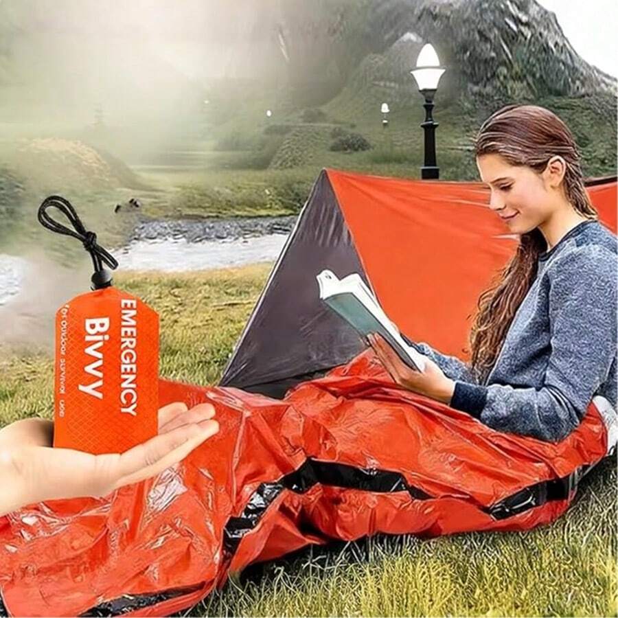 一套应急睡袋求生包，聚乙烯铝箔防水轻便防潮毯，带哨子和登山扣，户外露营徒步探险防低温保暖被，升级加厚聚乙烯铝箔材质，防风防水，有效保暖，在紧急情况下快速延缓体温过低风险。