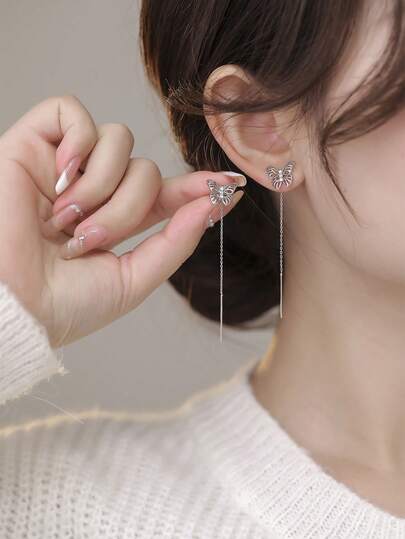 1 par de pendientes de oreja con diseño de mariposa hueca y circonita cúbica elegante y de moda