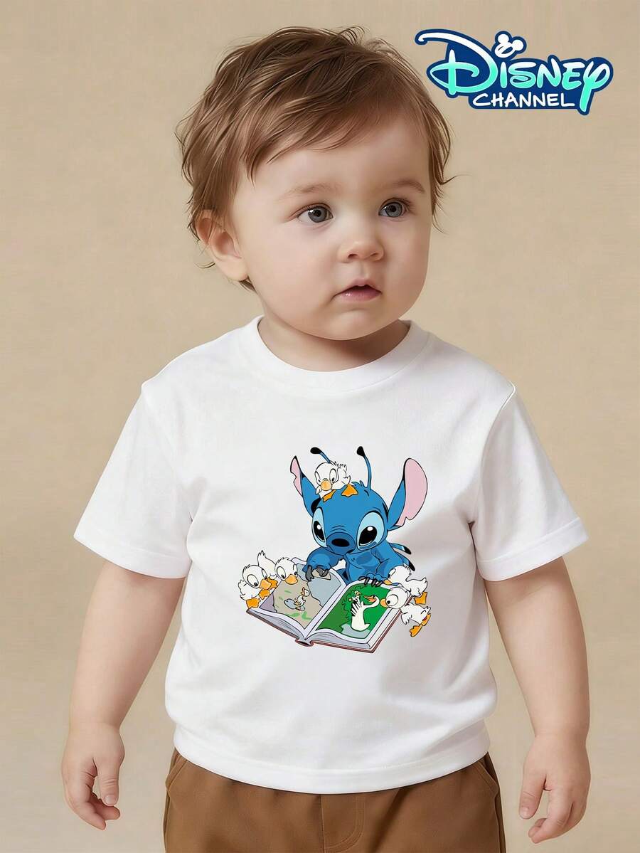 Disney Playful Stitch Reading Picture Book With Cute Duckling Print Baby Top, 6M-3Y, Soft, Skin-Friendly, Sweat-Absorbent, Breathable, New Summer Style, Round Neck Casual T-Shirt For Babies. Can Be Paired With Wide-Leg Jeans, Cargo Shorts, Casual Sweatpants, Or Athletic Leggings. Suitable For Theme Park Visits, Family Trips, Daily School Activities, Outdoor Parties, Birthday Parties, Weekend Outings, Outdoor Play, Camping Picnics, Neighborhood Walks, Shopping Malls And Supermarkets, Outdoor Activities, Physical Education Classes, Summer Camps, Back-To-School Season, Family Vacations, And More. Fantasy Animated Lilo & Stitch Reading Picture Book + Cute Duckling Print, Breathable, Sweat-Absorbent, Skin-Friendly, Comfortable Outfit For Babies And Toddlers For Summer Outdoor Camping And Picnics. - 白色 - 查看 1