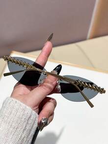 一副男女通用的猫眼简约小框时尚眼镜，适合运动、旅行、驾驶、海滩、节日、假期、街头穿搭、钓鱼和户外活动。这些眼镜既是街头时尚配饰，也是夏季海滩度假、户外旅行和返校季的时尚之选，充满学院风情。 - 金色 - 查看 3