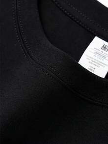 Camiseta negra con un estampado del anime Komi-San Wa, Komyushou Desu. Telas de primera calidad, estampados excelentes, perfectos para looks casuales de diario y fiestas, recomendados para - Negro - Ver 4