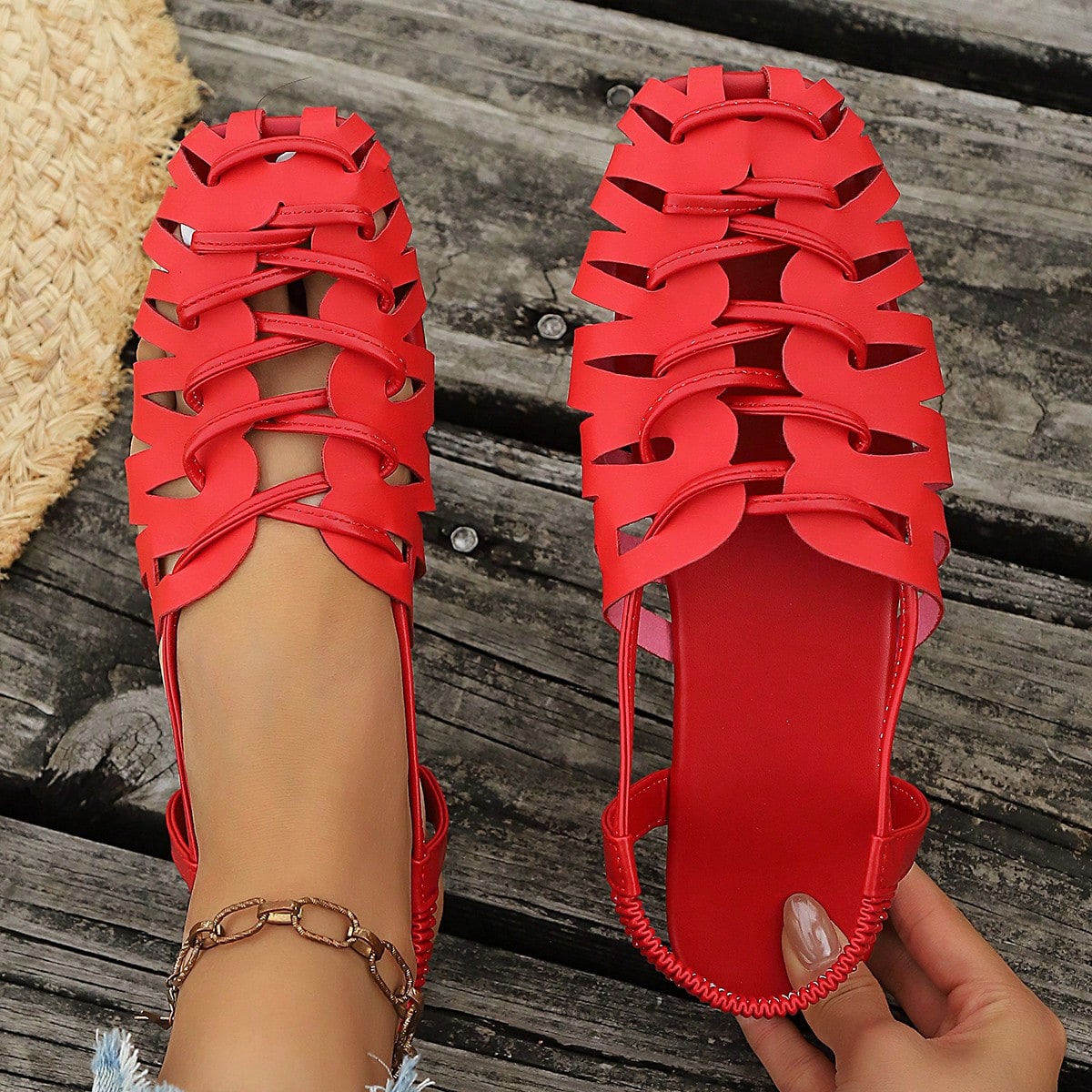 Sandalias romanas rojas tejidas de moda nueva para el verano 2026, sandalias planas con tira trasera, sandalias planas casuales de punta abierta