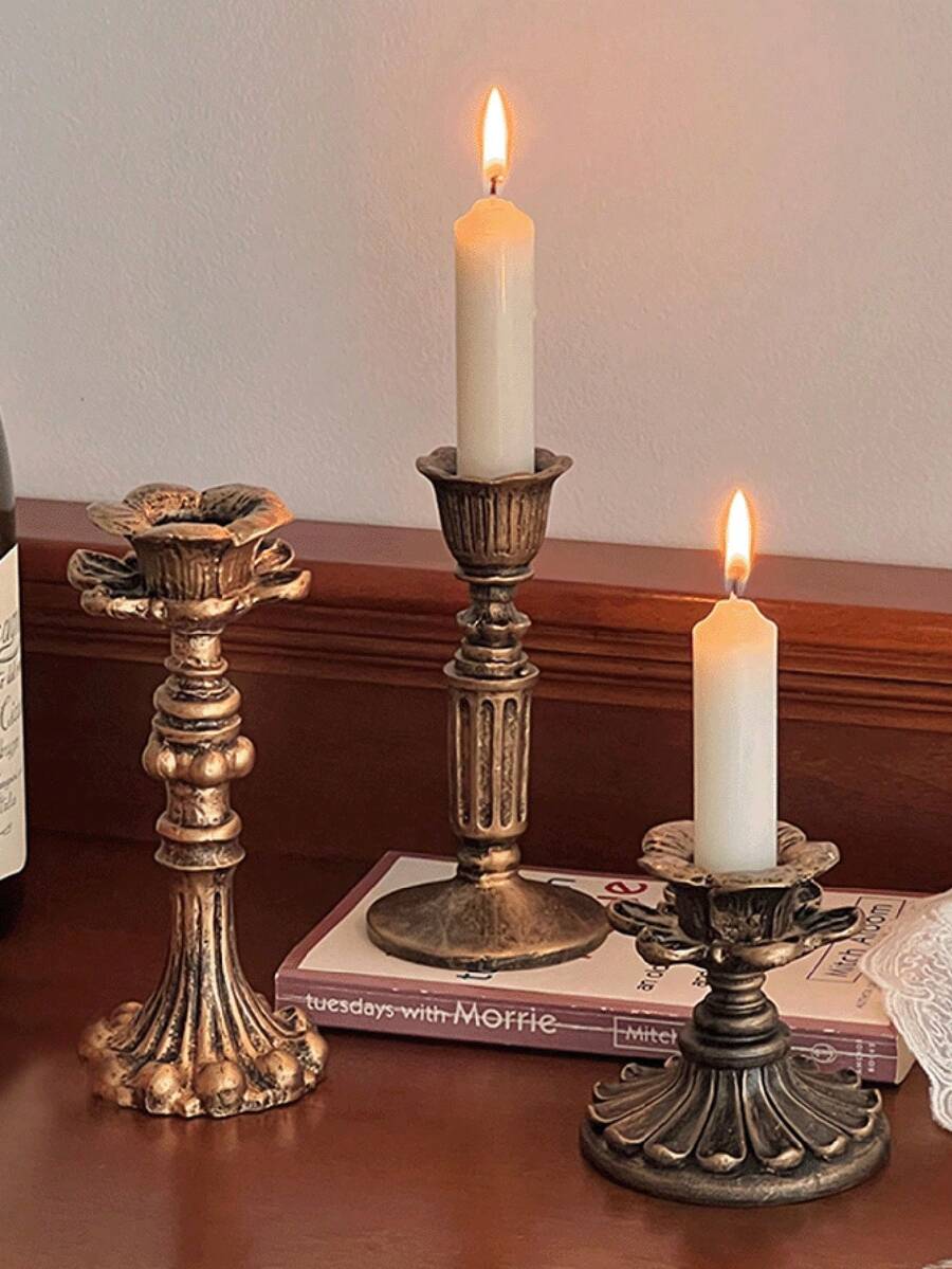 1/3件套法式复古烛台，加厚底座设计，采用无铅玻璃和树脂材质，风格涵盖波西米亚风、极简主义和农舍风，可与法式、复古风、中世纪现代风、轻奢风等多种家居装饰风格完美搭配。可放置于客厅、餐厅、玄关或卧室，是乔迁、结婚、周年纪念和母亲节的理想礼物。 - 多款式 - 查看 1