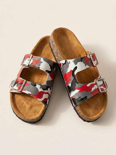 1 đôi dép lê họa tiết rằn ri, màu đỏ, đen và xám, chất liệu da PU chống mài mòn + đế trong bằng nút bần mềm + đế ngoài bằng cao su chống trượt.