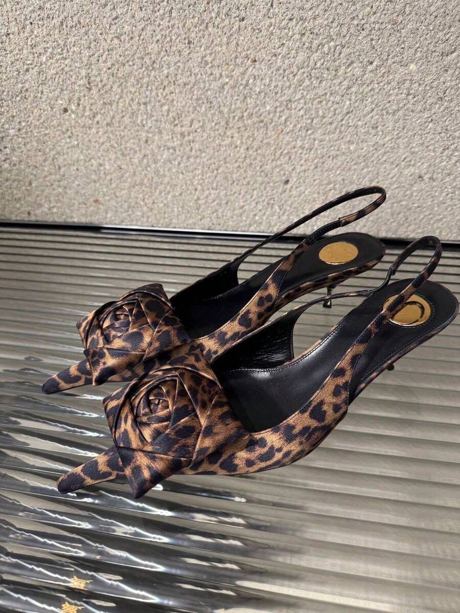 Mẫu sandal cao gót mũi nhọn kiểu dáng mới mùa xuân 2026, hở gót, trang trí hoa, gợi cảm và thanh lịch, [Lưu ý: Hoa 3D được làm thủ công, hình dạng có thể thay đổi ngẫu nhiên] - màu nâu - Xem 1