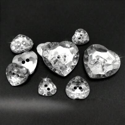 100 chiếc cúc pha lê trong suốt hình trái tim, có hai lỗ, chất liệu acrylic, thích hợp để trang trí áo sơ mi, áo len, áo khoác và giày đi tuyết, có thể sử dụng cúc với nhiều kích cỡ khác nhau trên quần áo.