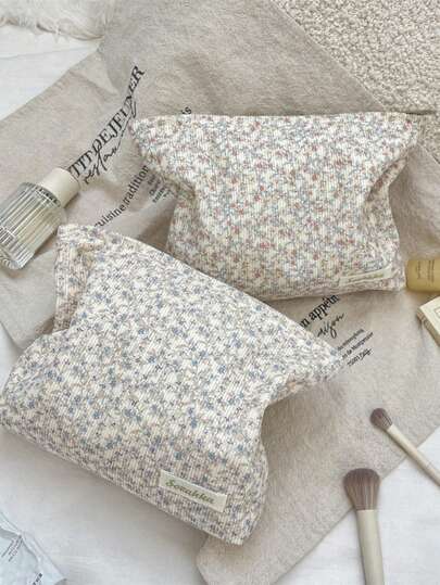 1 chiếc túi đựng mỹ phẩm nhỏ bằng vải flannel họa tiết hoa, dung tích lớn, dùng để đựng và sắp xếp mỹ phẩm khi đi du lịch, túi hành lý du lịch có nhiều ngăn riêng biệt.