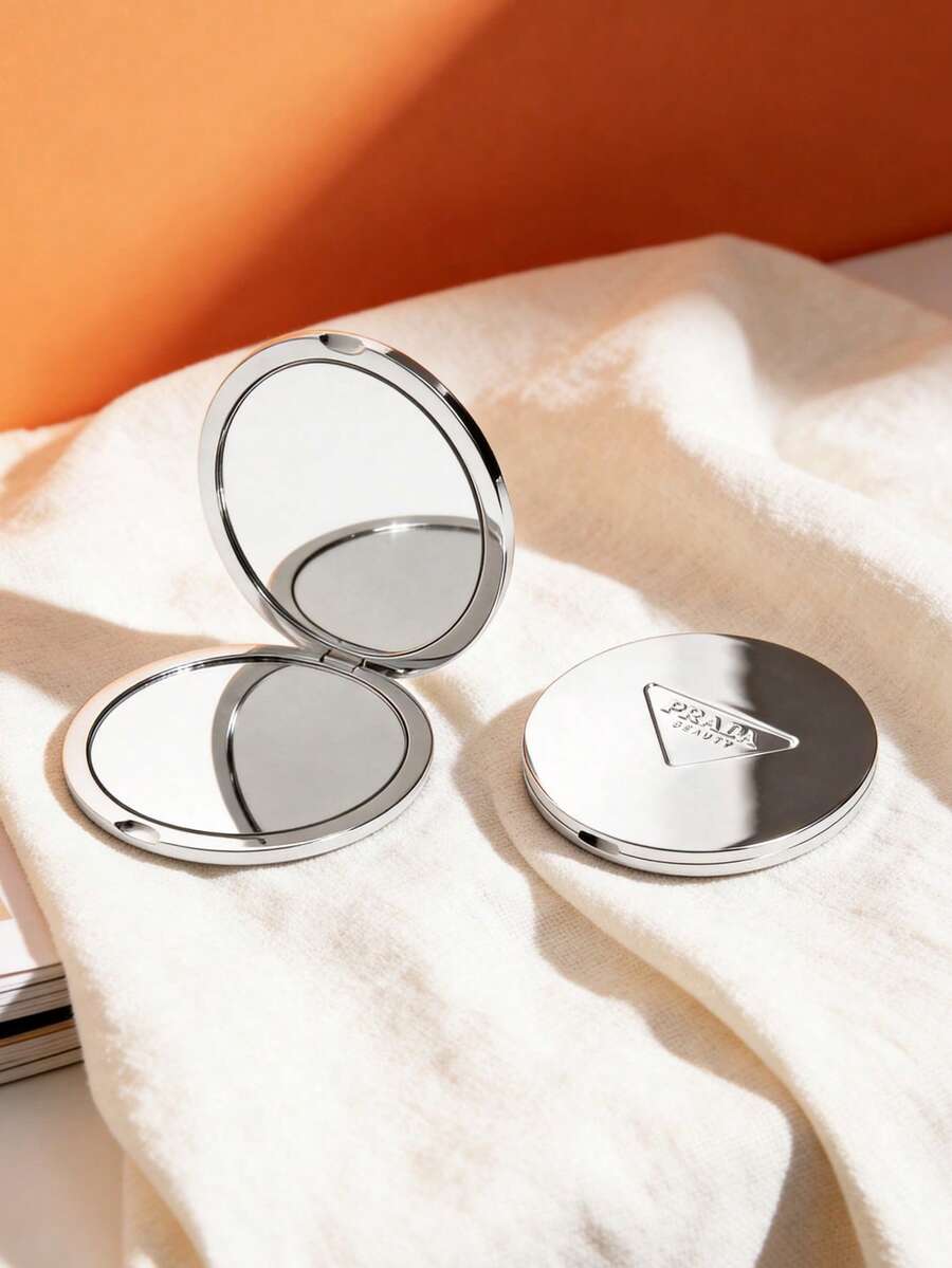 Prada Espejo de maquillaje redondo de metal plateado con icónico logotipo triangular - Plateado - Ver 1