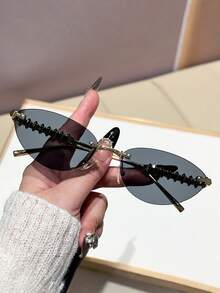 一副男女通用的猫眼简约小框时尚眼镜，适合运动、旅行、驾驶、海滩、节日、假期、街头穿搭、钓鱼和户外活动。这些眼镜既是街头时尚配饰，也是夏季海滩度假、户外旅行和返校季的时尚之选，充满学院风情。 - 金色 - 查看 2